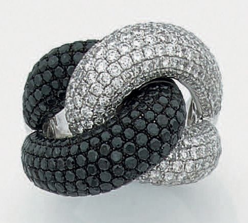 Importante BAGUE «noeud» en or gris (750 millièmes) ajouré pavé de diamants noirs et blanc