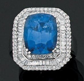 Importante BAGUE octogonale en or gris serti d'un saphir de forme coussin entouré de diamants taille brillant, baguette, taeper