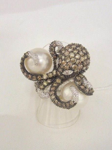 Importante BAGUE « octopus » en or gris et or noirci (750 millièmes) serti de diamants bruns et blancs, épaulés de deux perles de cultures blanche