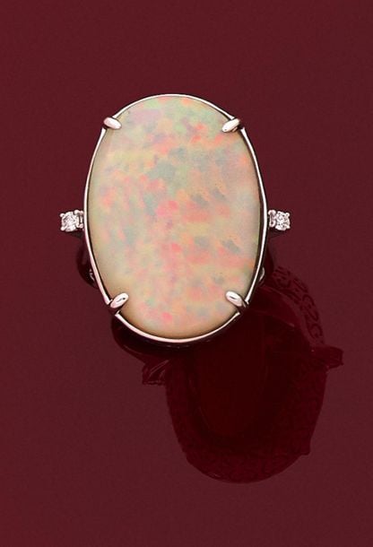 •Importante BAGUE ovale en or gris (750‰) serti d'une opale cabochon pesant 20 carats en