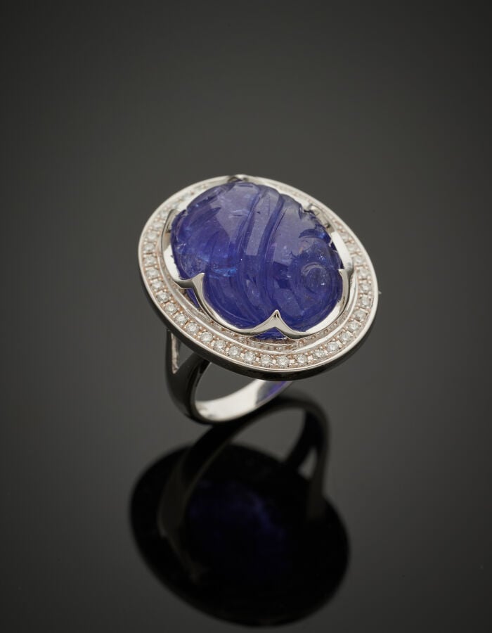 Importante BAGUE ovale en or gris (750‰) serti d'une tanzanite cabochon gravée…