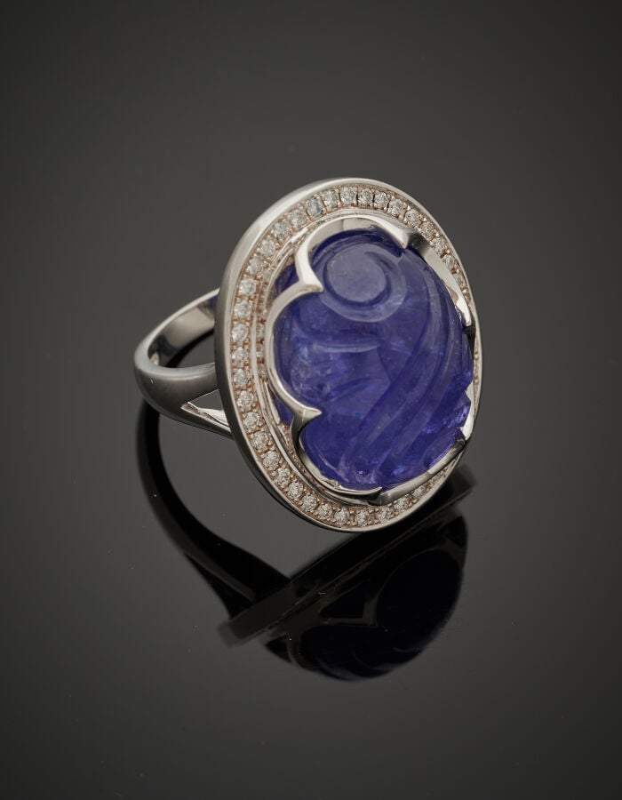 Importante BAGUE ovale en or gris (750‰) serti d'une tanzanite cabochon gravée…