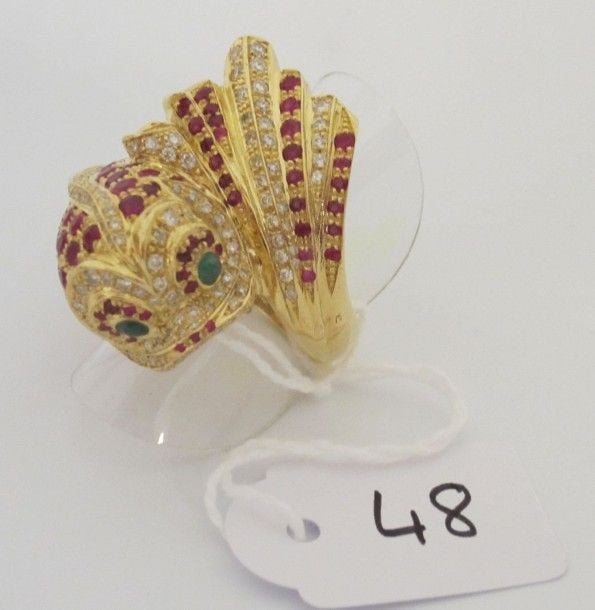 Importante BAGUE «poisson» en or jaune bombé et ciselé serti de diamants rubis et deux émeraudes cabocho
