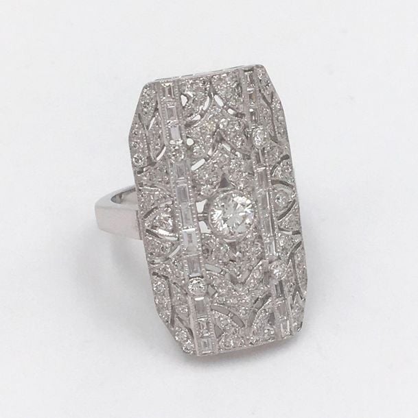 Importante BAGUE rectangulaire «dentelle» en or gris (750 millièmes) ajouré, serti de diamants taille brillant dont un, au centre, plus important et deux lignes de diamants baguette