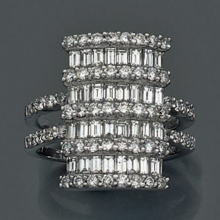 Importante BAGUE rectangulaire en or gris (750 millièmes) ajouré serti de diamants baguettes et taille brillant alterné