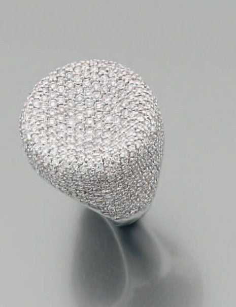 Importante BAGUE ronde en or gris, concave, serti d'un large pavage de diamants de taille brillan