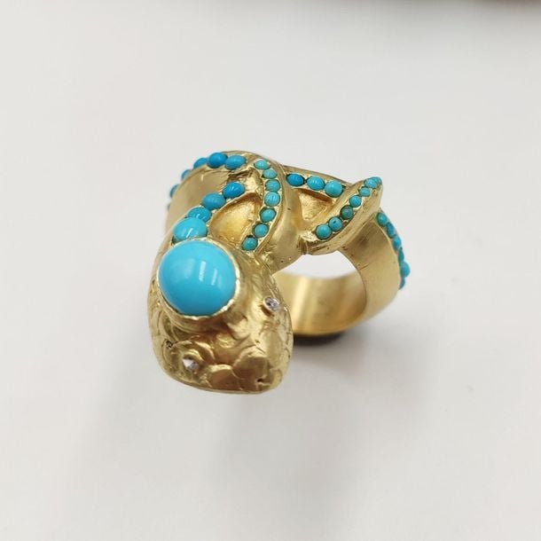 •Importante BAGUE «serpent» en or jaune (585‰) 14 carats, orné d'alignements de turquoises cabochons dont une plus important