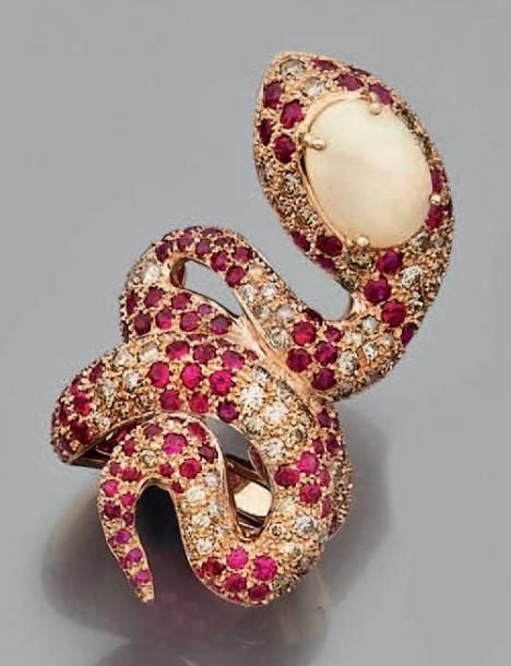 Importante BAGUE «serpent» en or rose (750 millièmes) serti d?une opale cabochon, rubis et diamant