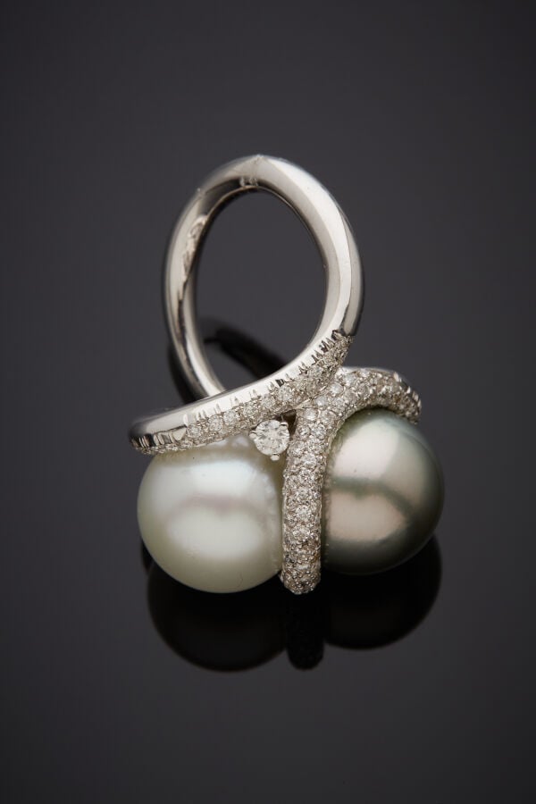 Importante BAGUE « toi et moi » en or gris (750‰) orné de deux perles de cultur…