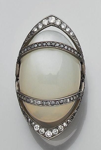 Importante BAGUE « Warrior » en or noirci serti d'une pierre de lune cabochon de forme ovale et de diamants taille brillan