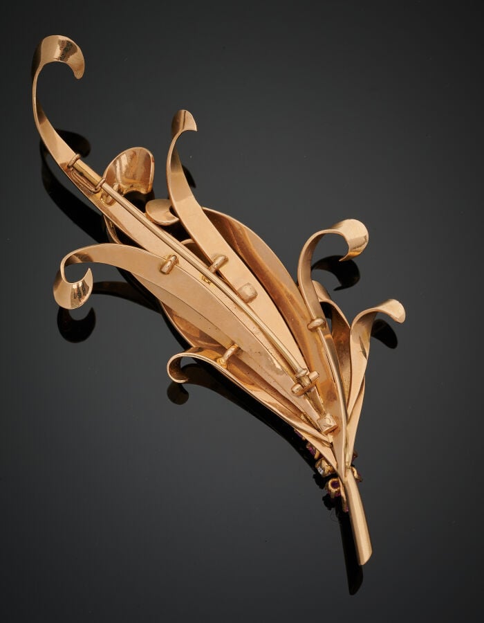 Importante BROCHE "bouquet" en or jaune serti de rubis ronds (égrisures) et six…