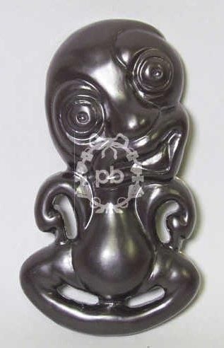 Importante BROCHE en résine ébène figurant un personnage grimaçant d'inspiration chinoise (non signée)