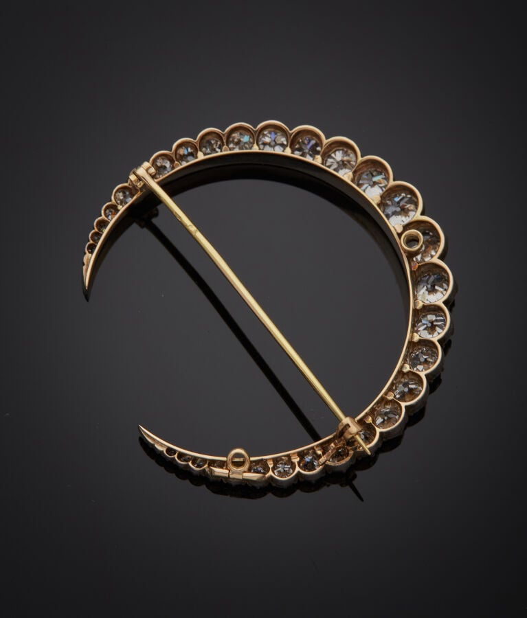 Importante BROCHE "lune" en or jaune (375‰) 9 carats et argent (min. 800‰) sert…