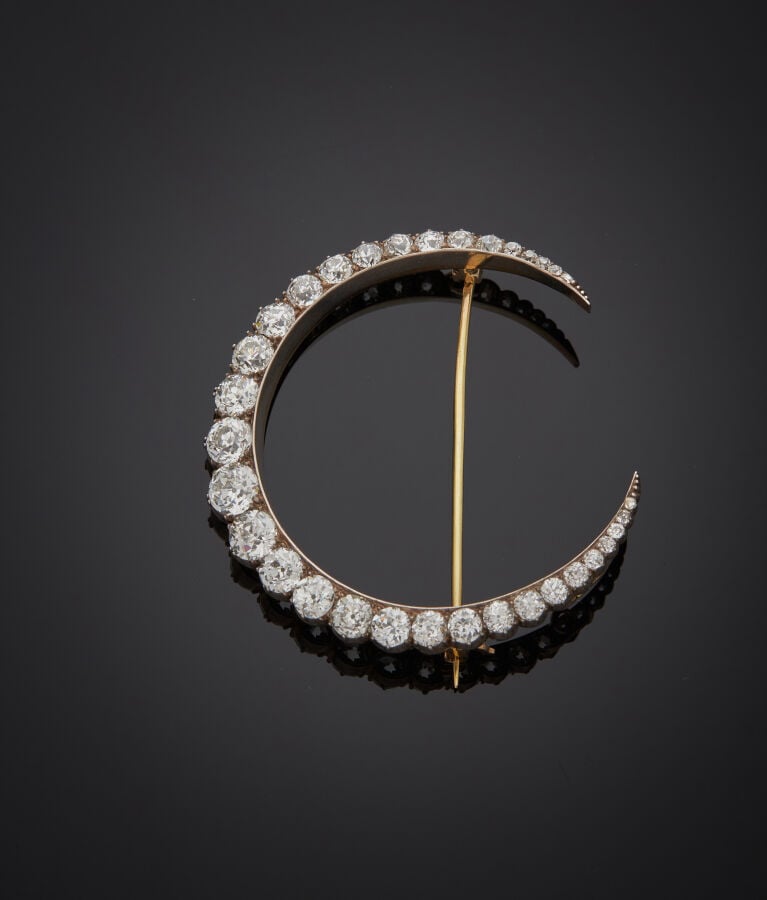 Importante BROCHE "lune" en or jaune (375‰) 9 carats et argent (min. 800‰) sert…
