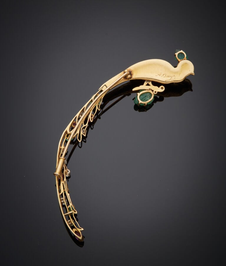 Importante BROCHE "paon" en or jaune (750‰) ciselé, ajouré, serti d'émeraudes g…