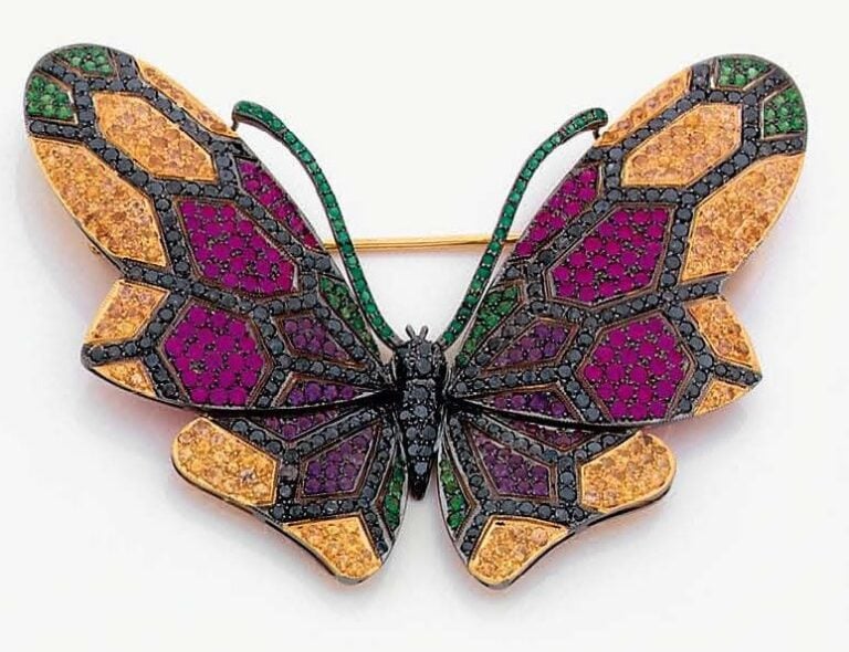 Importante BROCHE « papillon » en or jaune entièrement pavé de diamants noirs, rubis, améthystes, grenats verts, et citrine