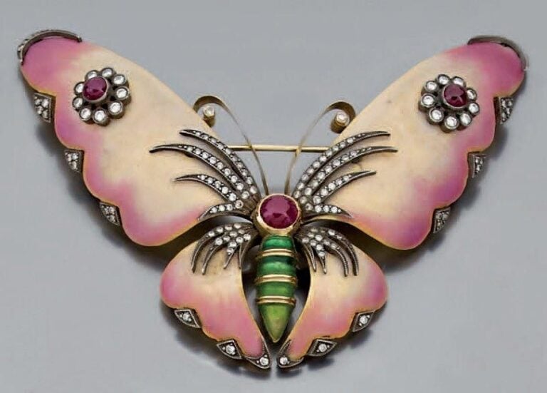 Importante BROCHE «papillon» en or jaune et argent ajouré orné d'émail polychrome légèrement satiné et translucide, et serti de diamants et rubis cabochon