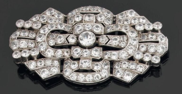Importante BROCHE plaque en platine serti de pierres blanche