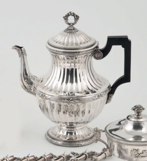 IMPORTANTE CAFETIÈRE en argent à côtes, rubans laurés et rangs de perles; le fretel en double corne d'abondance; manche en bois noirc