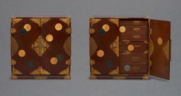 Importante commode à vêtements impériale (ishodansu) garnie de laque marron-roug