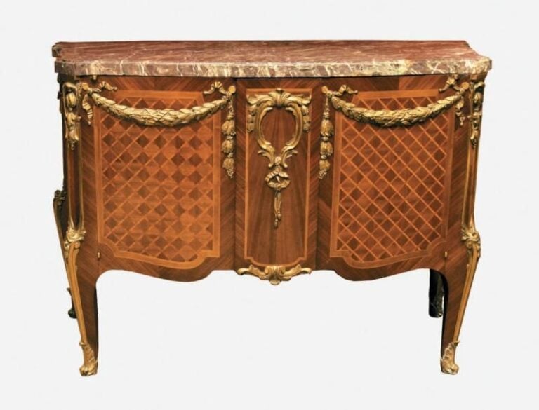 IMPORTANTE COMMODE marquetée à deux vantaux de style Louis XV