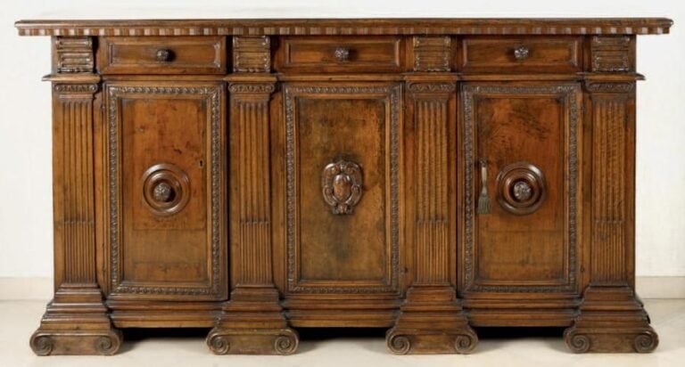 Importante credenza en noyer ouvrant à trois portes et trois tiroir