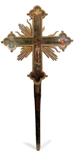 Importante croix de procession en bois chantourné et sculpté de motifs rayonnants; les plats encadrés de raies de coeur à décor peint de la vie du Christ, dont la Crucifixio