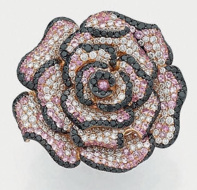 Importante et rare BAGUE «fleur» en or rose et or noirci (750 millièmes) pavé de saphirs roses, diamants noirs et blanc