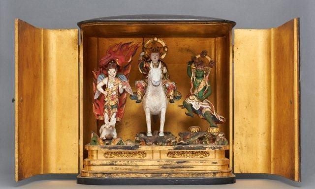 Importante et très rare temple miniature (Zushi) laqué noir garni de trois effigies en bois polychrom