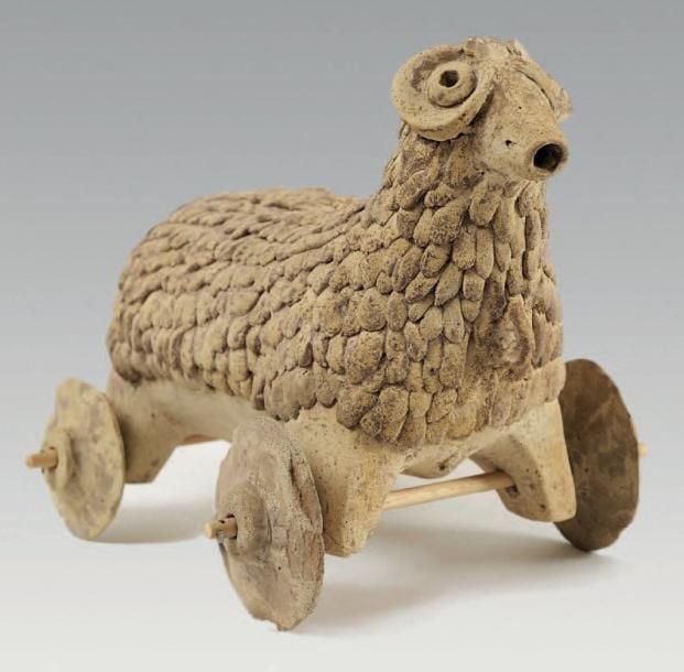 Importante figurine d'un mouton stylisé posée sur quatre roue