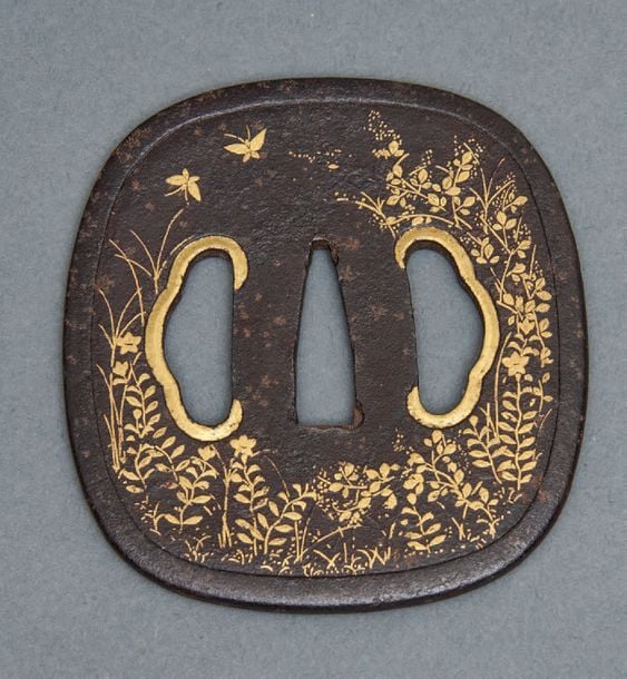 IMPORTANTE GARDE (tsuba) en acier du fief Higo et décorée d'incrustations de fleurs de campanule (kikyu??) et de papillons sur les deux côté