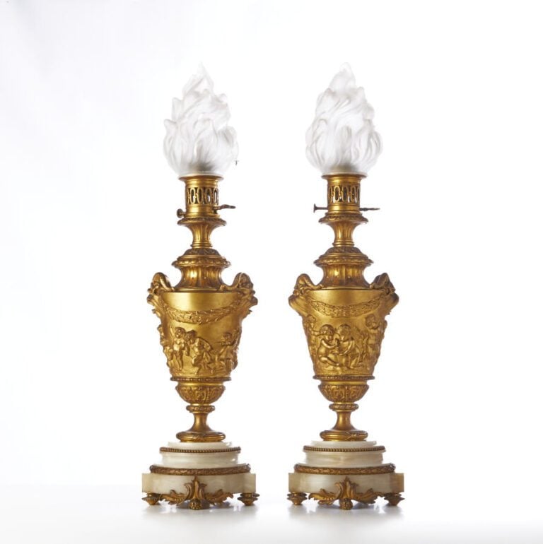 IMPORTANTE GARNITURE - En bronze doré, socles en albâtre et guirlandes - de bro…
