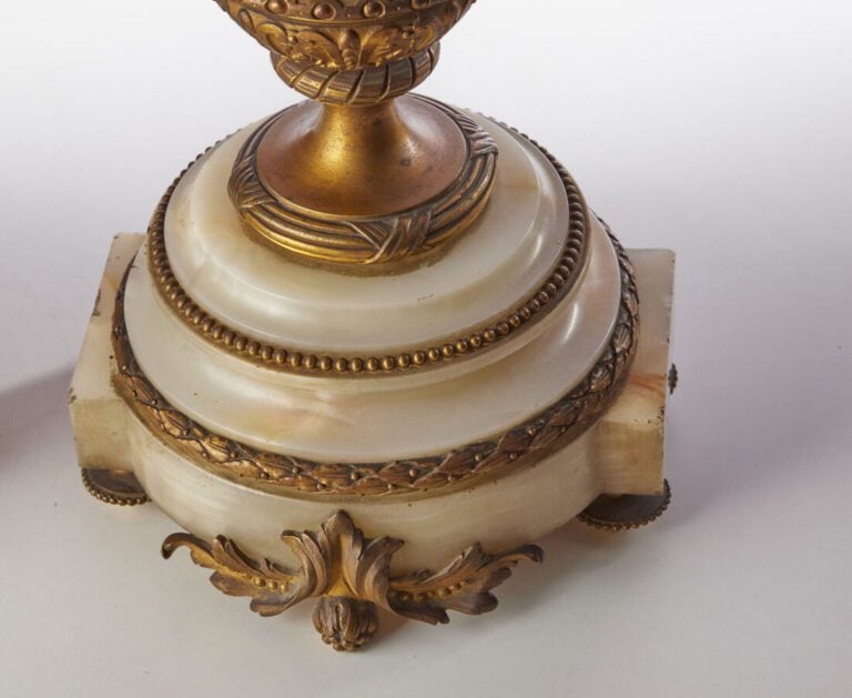 IMPORTANTE GARNITURE - En bronze doré, socles en albâtre et guirlandes - de bro…
