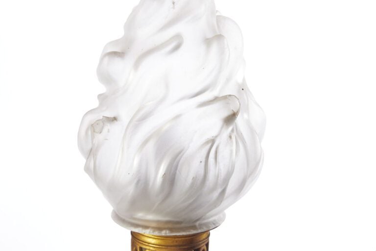 IMPORTANTE GARNITURE - En bronze doré, socles en albâtre et guirlandes - de bro…