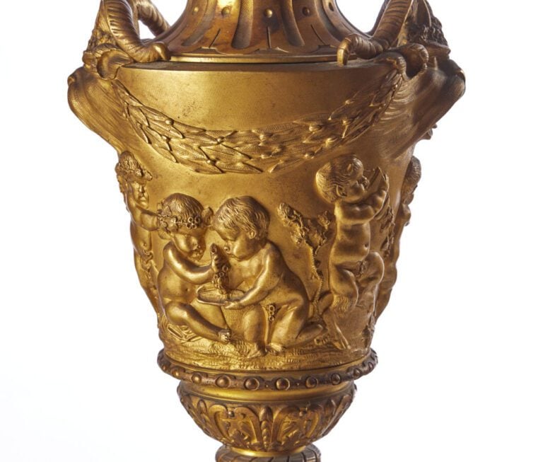IMPORTANTE GARNITURE - En bronze doré, socles en albâtre et guirlandes - de bro…