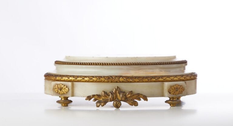 IMPORTANTE GARNITURE - En bronze doré, socles en albâtre et guirlandes - de bro…