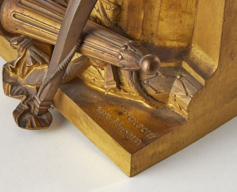 IMPORTANTE GARNITURE - En bronze doré, socles en albâtre et guirlandes - de bro…