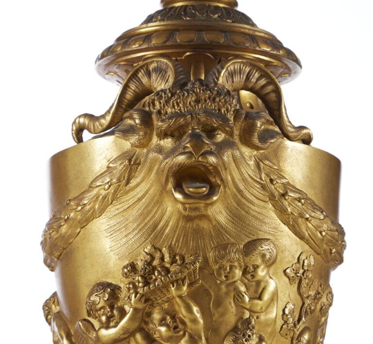 IMPORTANTE GARNITURE - En bronze doré, socles en albâtre et guirlandes - de bro…