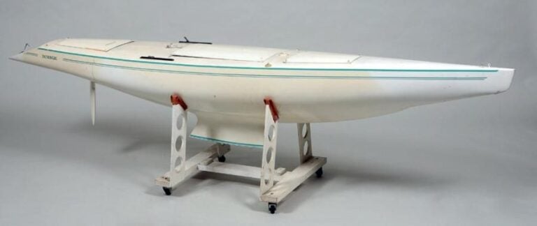 IMPORTANTE MAQUETTE NAVIGANTE POUR RÉGATES EN MER «GIPSY» Classe 12/10 MJI, construite en 1993 avec son certificat de jaug