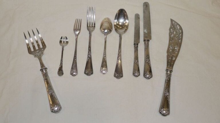 IMPORTANTE MÉNAGÈRE en argent comprenant: 18 couverts de table, 18 couverts à entremets, 12 fourchettes à gâteau, 1 couvert de service, 12 couteaux de table et 12 couteaux à entremets Poids sans les couteaux: 5,590 kg
