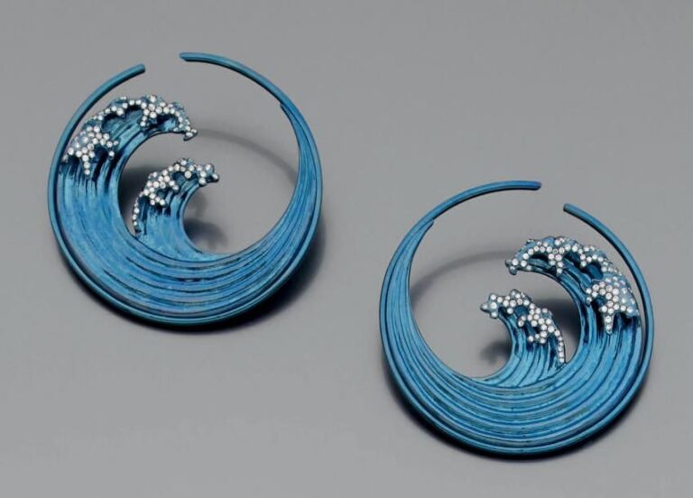 Importante PAIRE de BOUCLES D'OREILLES «créoles», modèle «Hokusaï» en titane bleu ajouré à motifs de vagues serti de diamant