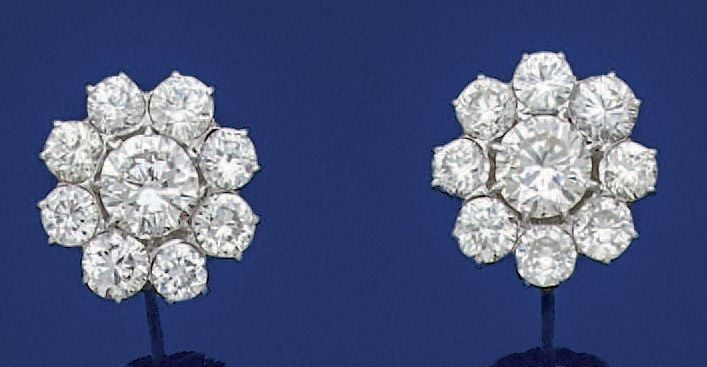 Importante PAIRE de BOUCLES D'OREILLES «fleur» en or gris (750 millièmes) serti de diamants taille brillant dont un, au centre, plus importan