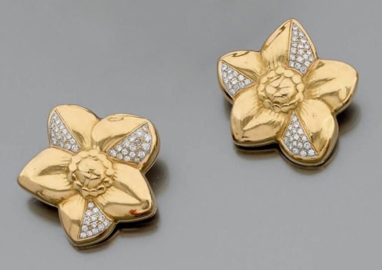 Importante PAIRE de BOUCLES d'OREILLES «fleurs» en or jaune et or gris (750 millièmes) partiellement serti de pavages de diamants taille brillan