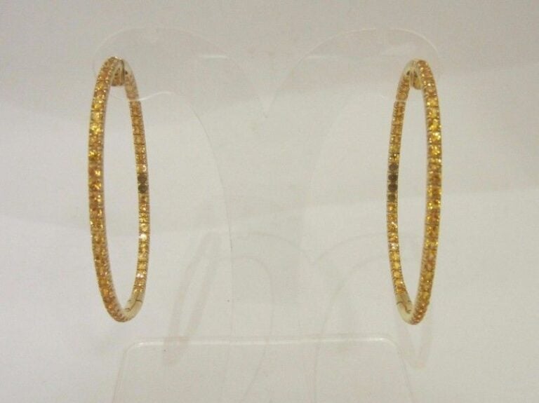 Importante PAIRE de BOUCLES D’OREILLES « créoles » en or jaune (750 millièmes) serti d’un alignement de saphirs jaune