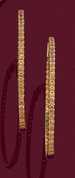 Importante PAIRE de BOUCLES D’OREILLES « créoles » en or jaune (750 millièmes) serti d’un alignement de saphirs jaune