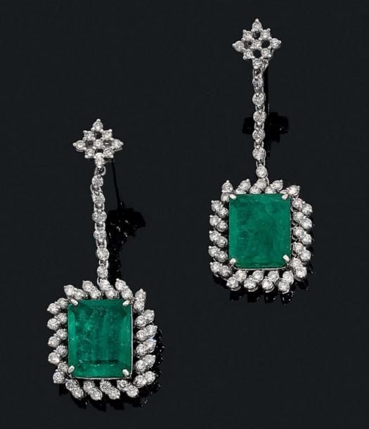 Importante PAIRE DE PENDANTS D'OREILLES en or gris (750 millièmes) ajouré serti d'une émeraude rectangulaire taillée à degrés, entourée de diamants taille brillan