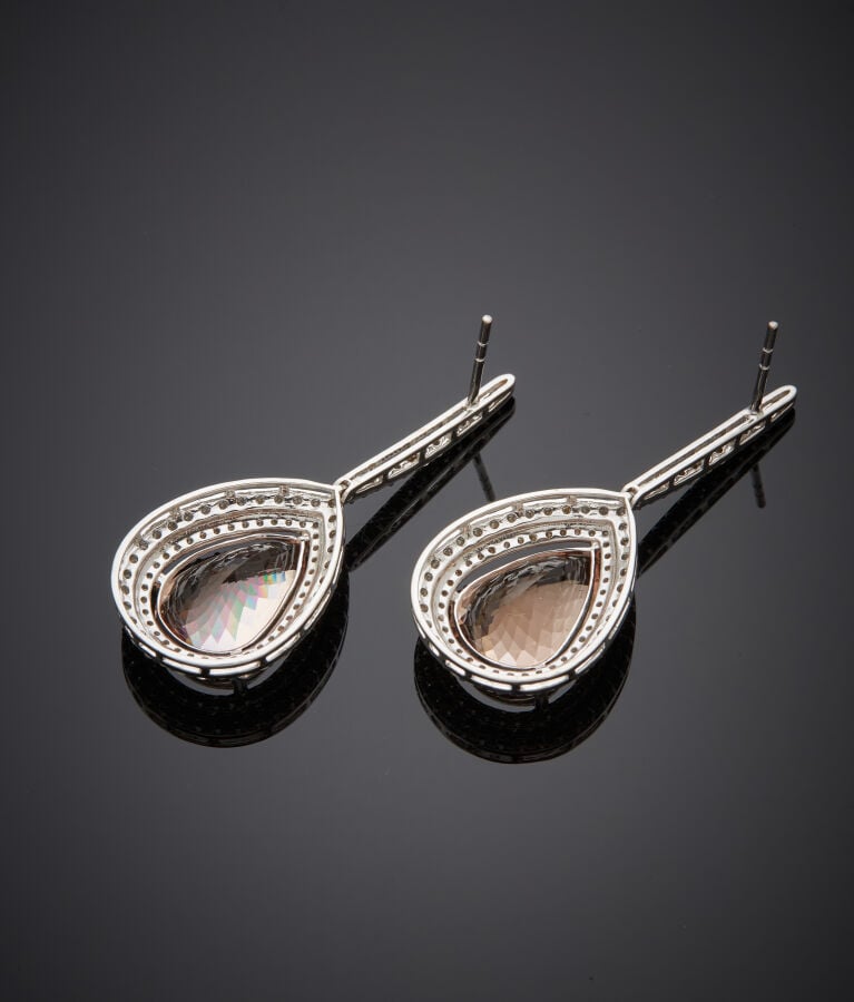 Importante paire de PENDANTS d'OREILLES « gouttes » en or gris (750‰) serti d'u…