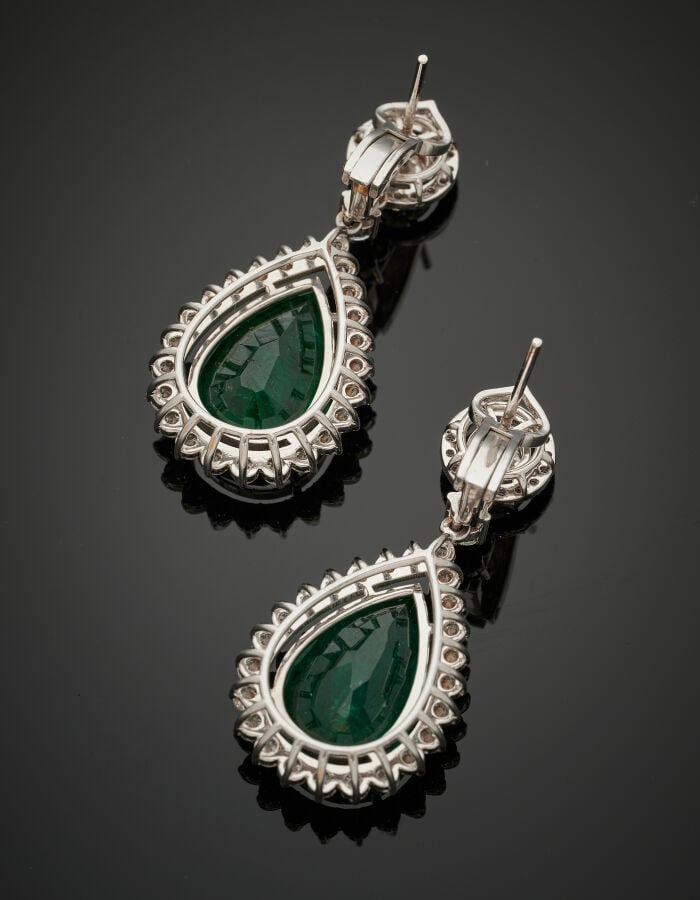 Importante paire de PENDANTS d'OREILLES « gouttes » en or gris (750‰) serti d'u…