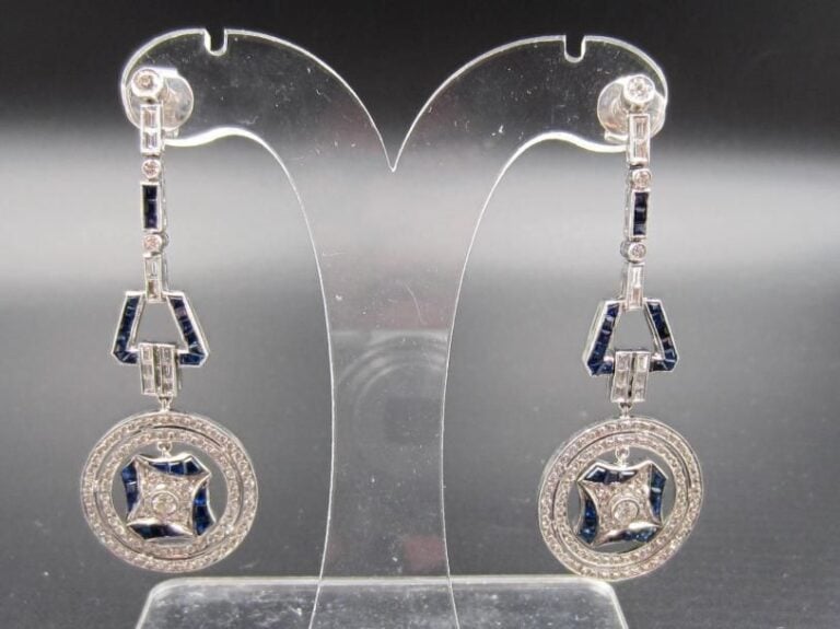 Importante PAIRE de PENDANTS D’OREILLES en or gris (750 millièmes) ajouré à motifs géométriques et circulaire serti de saphirs calibrés, diamants baguettes et taille brillant Long  : 6,1 cm Poids brut : 22,3 g