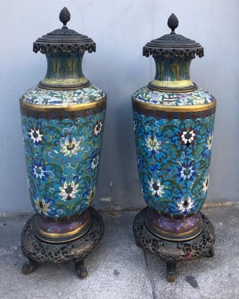 IMPORTANTE PAIRE DE VASES EN BRONZE EN EMAUX CLOISONNES